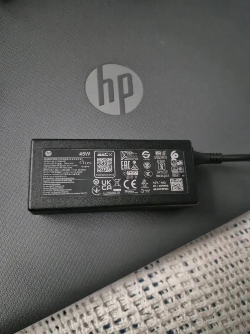Notebook HP con cargador y funda Targus - 2