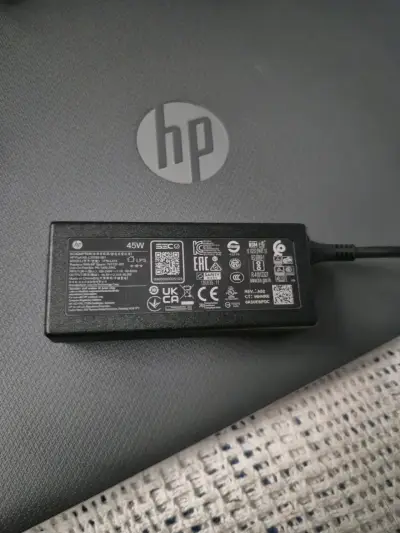 Notebook HP con cargador y funda Targus - miniatura 2