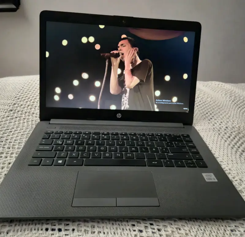 Notebook HP con cargador y funda Targus - 3