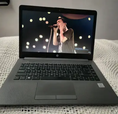 Notebook HP con cargador y funda Targus - miniatura 3