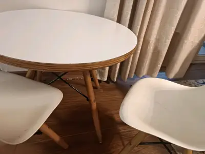 Mesa redonda con sillas blancas de madera - miniatura 1