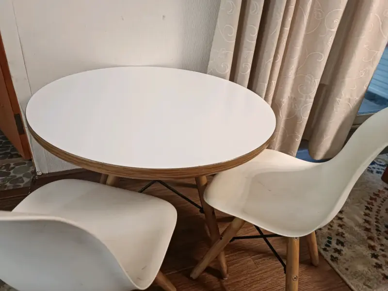 Mesa redonda con sillas blancas de madera - 2