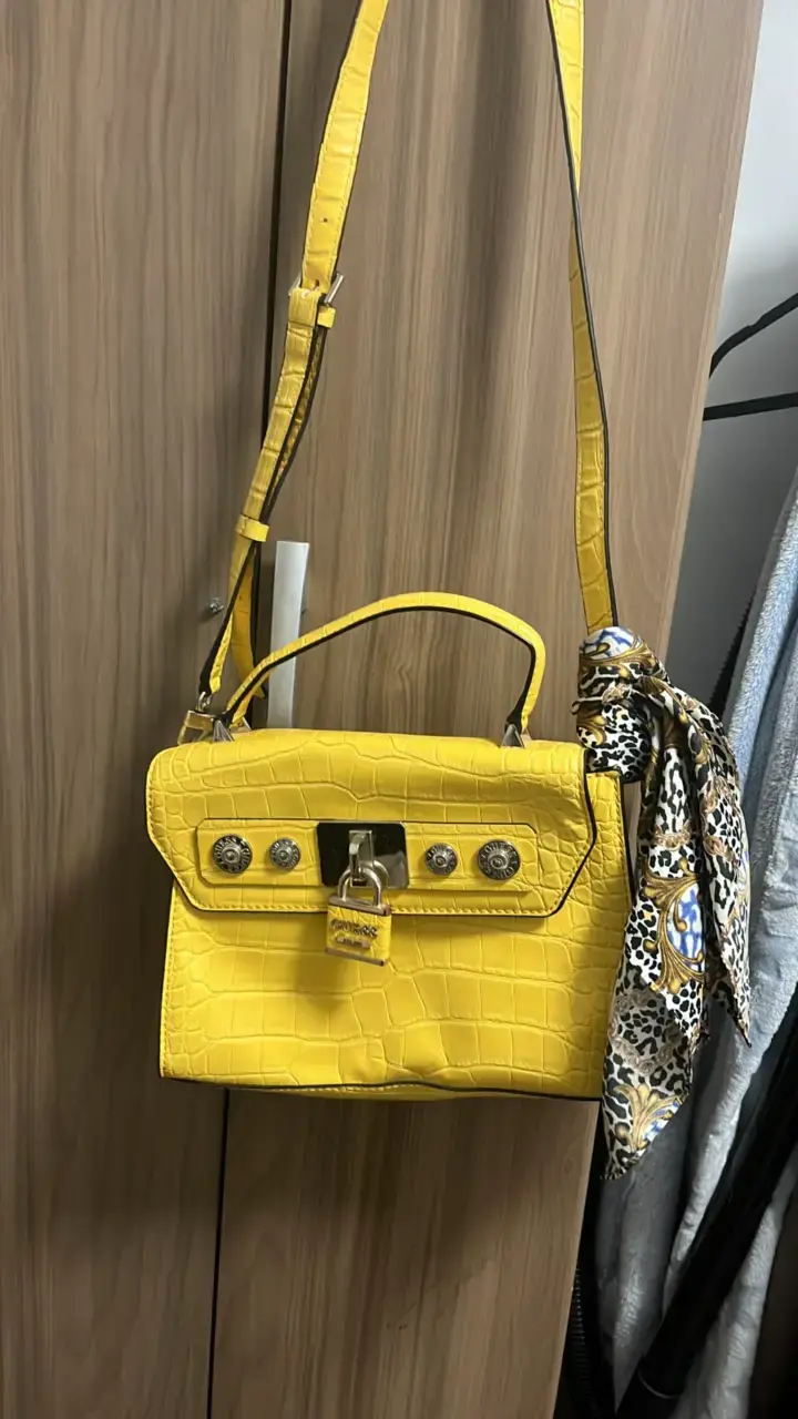 Bolso amarillo Guess - 1