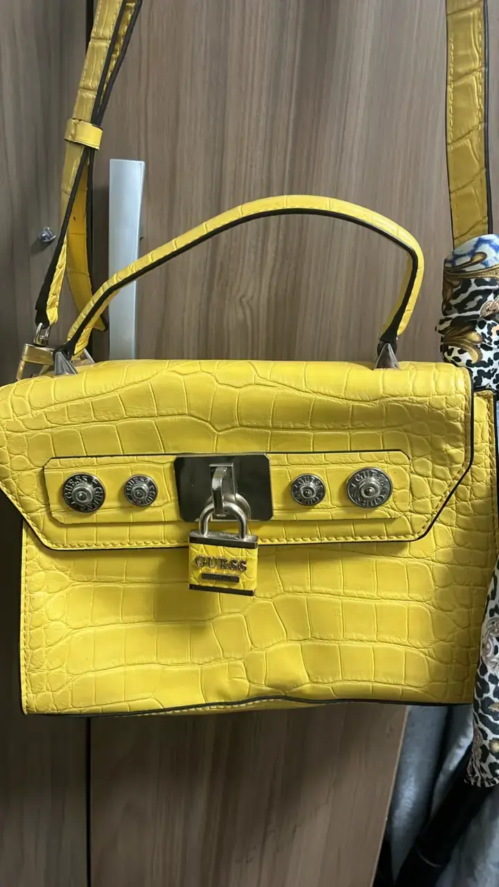 Bolso amarillo Guess - 2