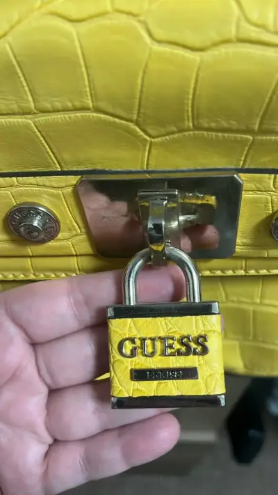 Bolso amarillo Guess - miniatura 3