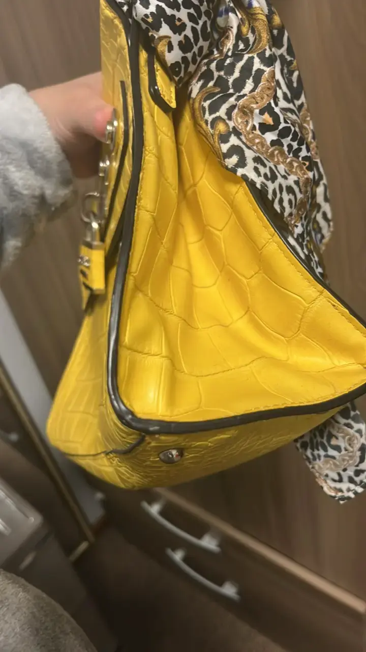 Bolso amarillo Guess - 5