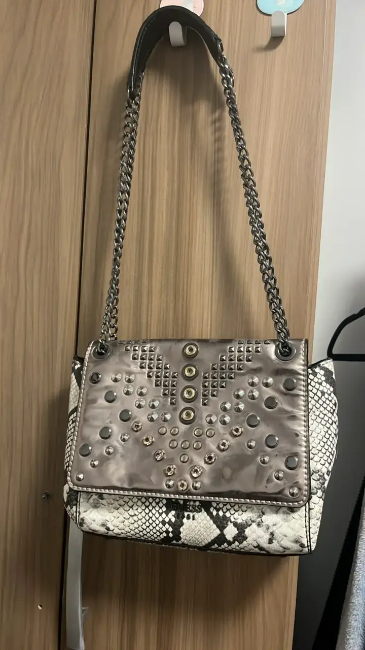 Cartera Guess con diseño de serpiente y tachas - 1
