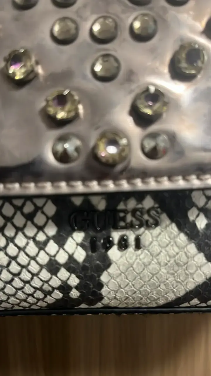 Cartera Guess con diseño de serpiente y tachas - 2