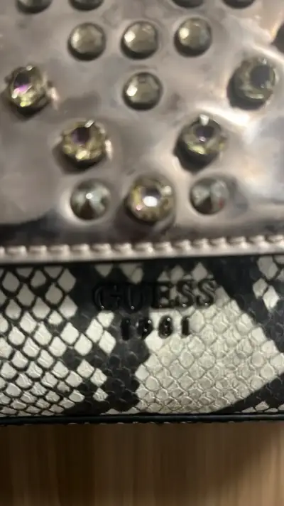 Cartera Guess con diseño de serpiente y tachas - miniatura 2