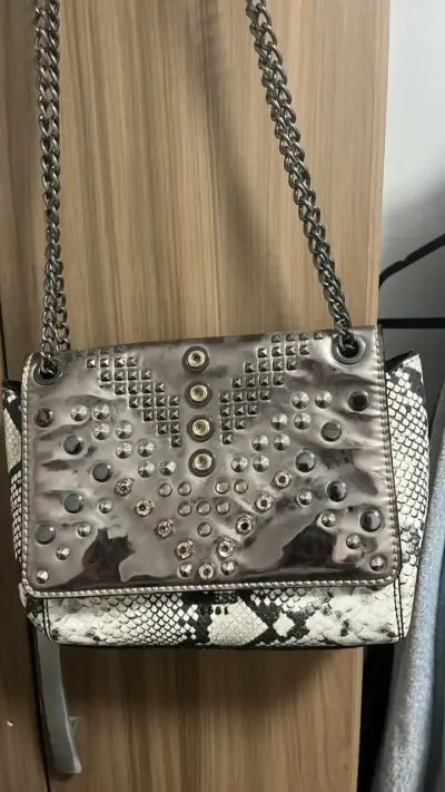 Cartera Guess con diseño de serpiente y tachas - miniatura 3