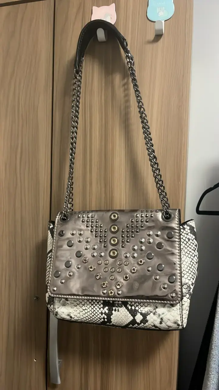 Cartera Guess con diseño de serpiente y tachas - 4