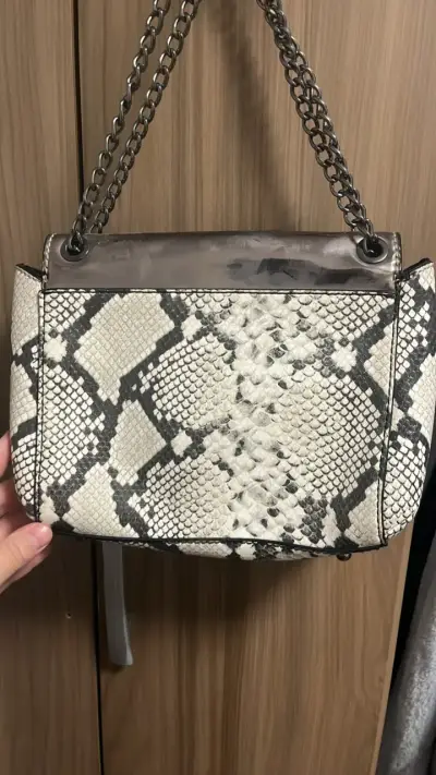 Cartera Guess con diseño de serpiente y tachas - miniatura 5