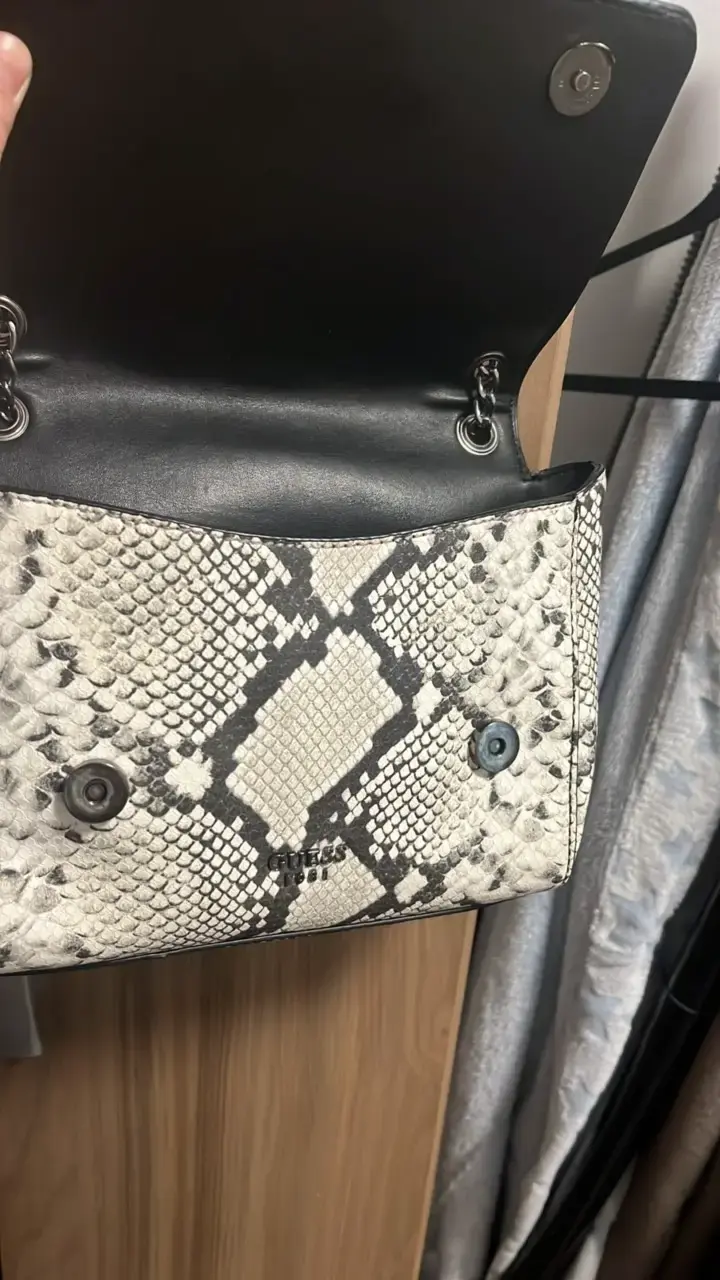 Cartera Guess con diseño de serpiente y tachas - 6