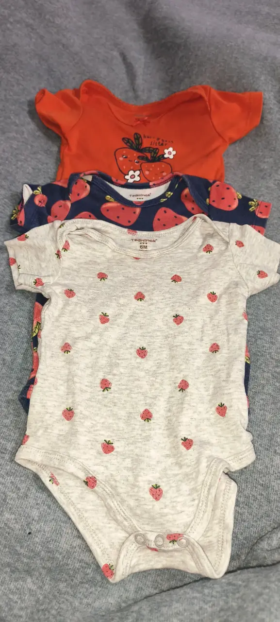 Set de 3 bodies para bebé con diseño de frutillas - 1