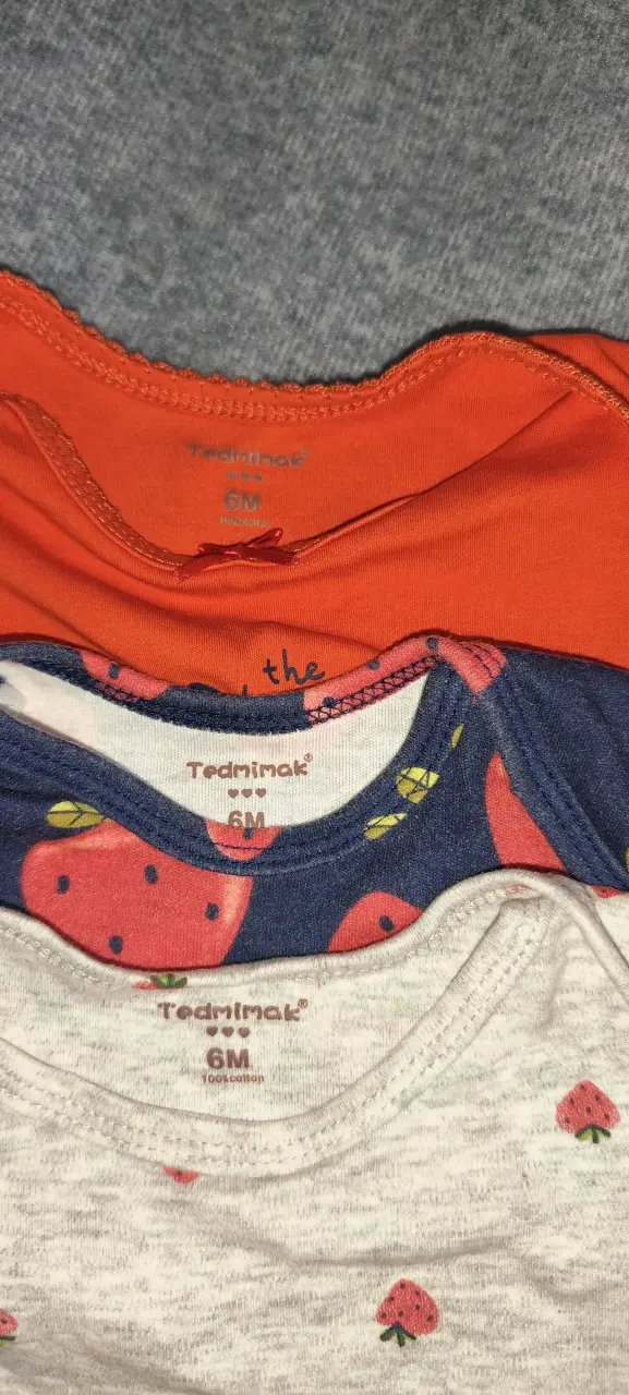 Set de 3 bodies para bebé con diseño de frutillas - 2