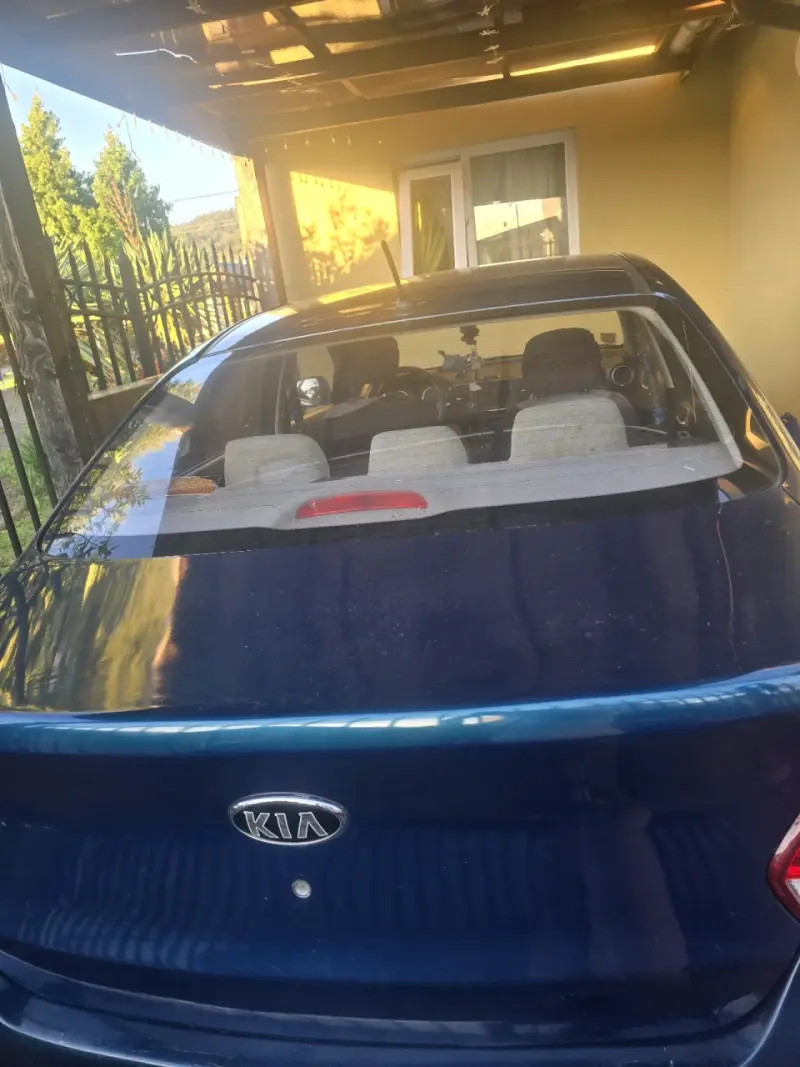 Auto Kia azul en buen estado - 1