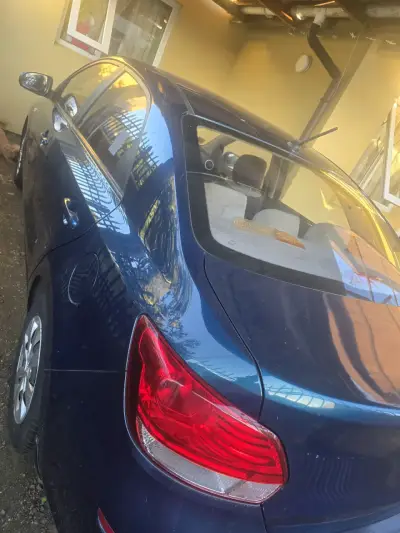 Auto Kia azul en buen estado - miniatura 2