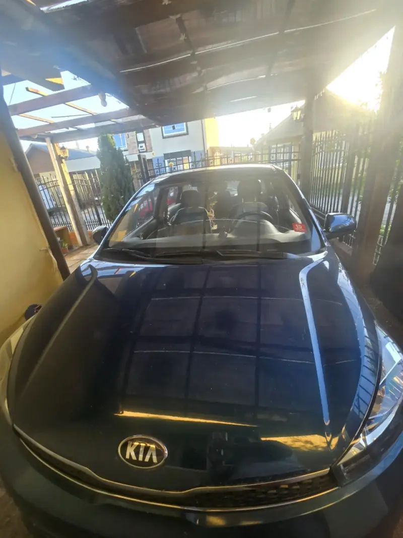 Auto Kia azul en buen estado - 3