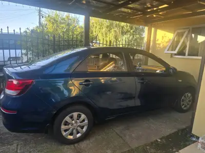 Auto Kia azul en buen estado - miniatura 4
