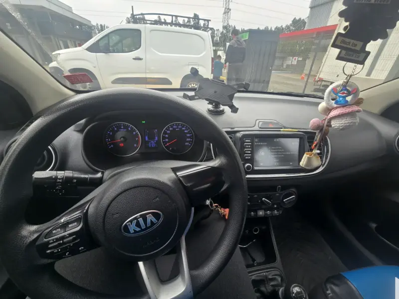 Auto Kia azul en buen estado - 5