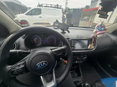Auto Kia azul en buen estado - miniatura 5