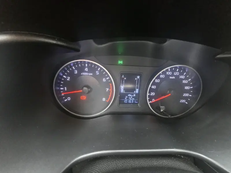 Auto Kia azul en buen estado - 6