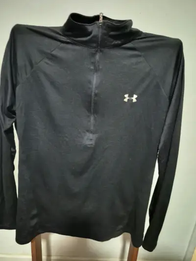 Polera deportiva negra Under Armour HeatGear - miniatura 1