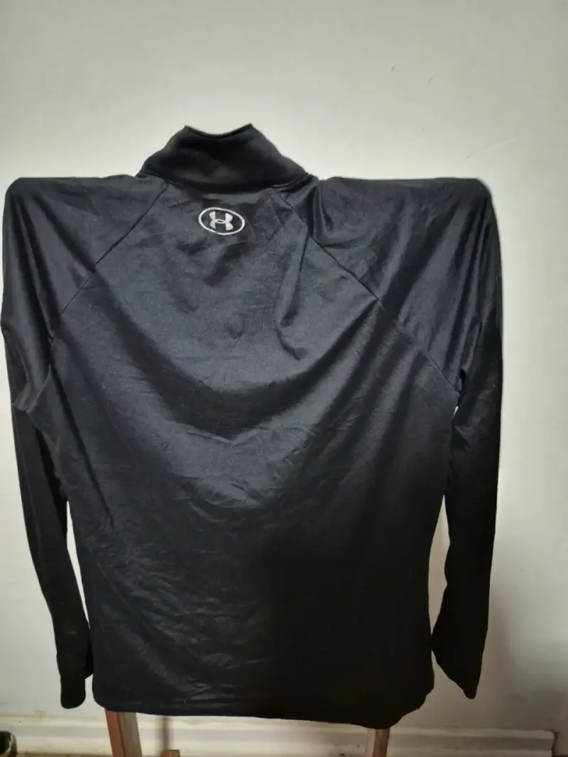 Polera deportiva negra Under Armour HeatGear - 2