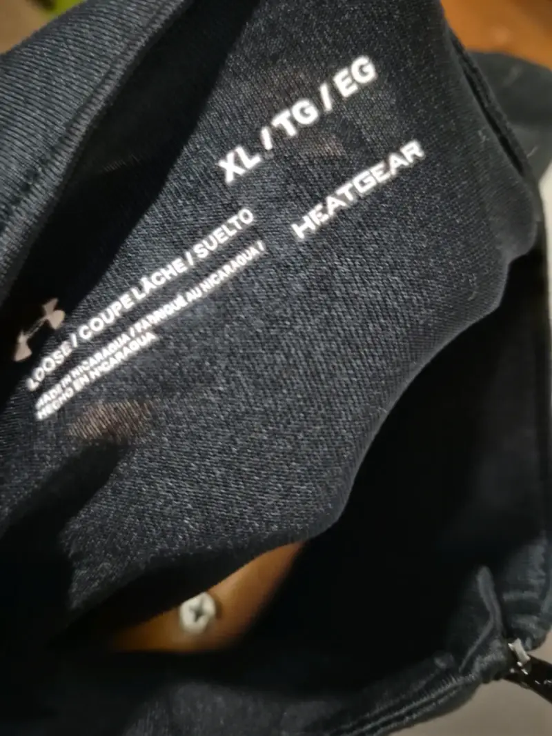 Polera deportiva negra Under Armour HeatGear - 3