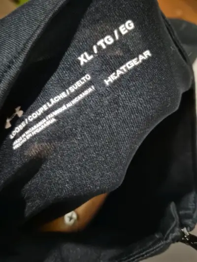 Polera deportiva negra Under Armour HeatGear - miniatura 3