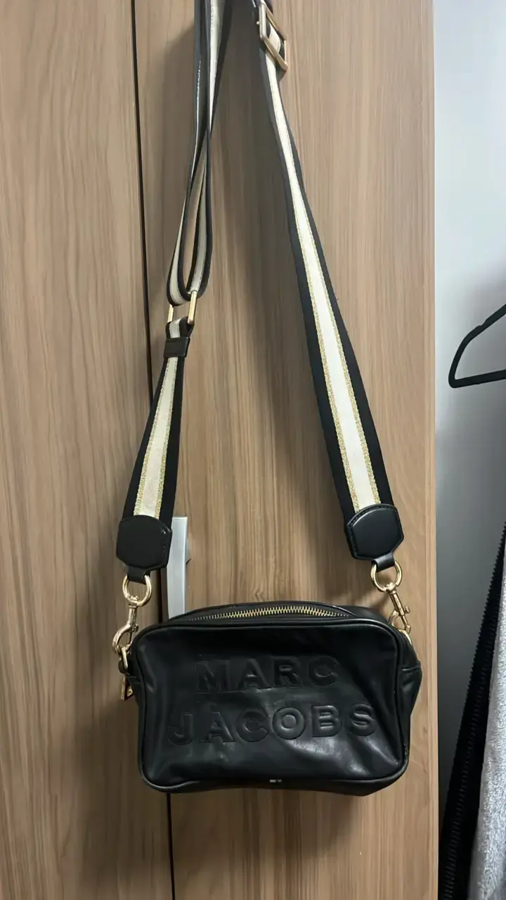 Bolso cruzado negro Marc Jacobs con correa ajustable - 1