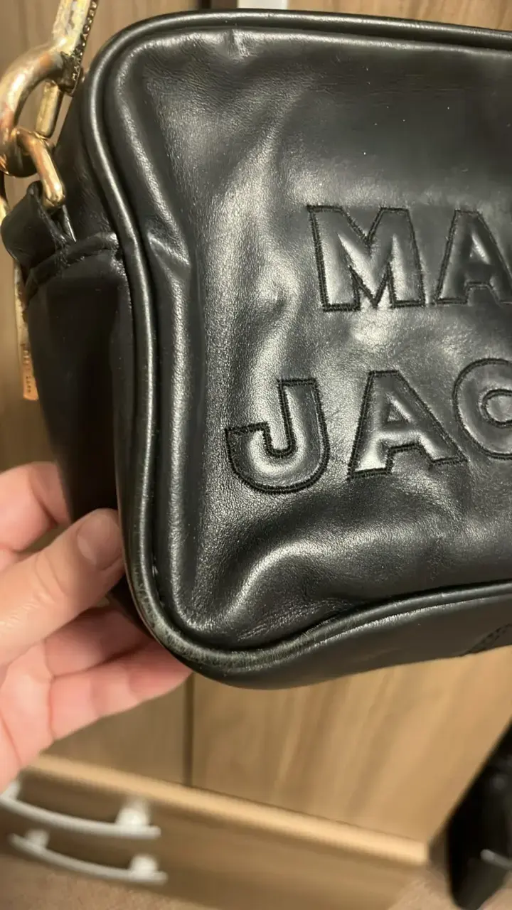 Bolso cruzado negro Marc Jacobs con correa ajustable - 4