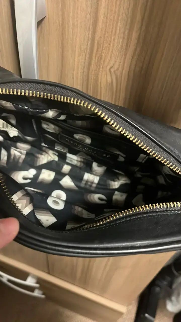 Bolso cruzado negro Marc Jacobs con correa ajustable - 5