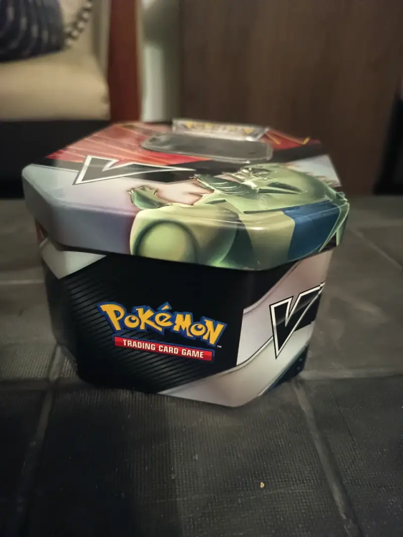 2 Latas Pokémon con 70 cartas - 1