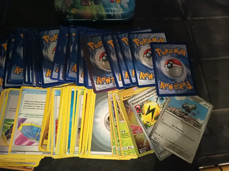 2 Latas Pokémon con 70 cartas - 3