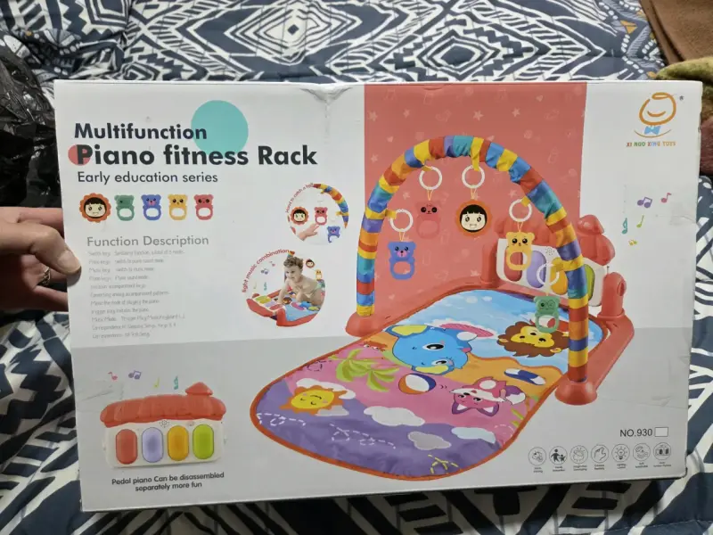 Gimnasio para bebés con piano y juguetes colgantes