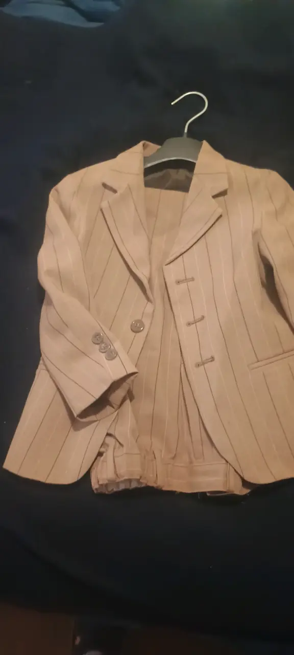 Traje de niño beige a rayas con chaqueta y pantalón - 1