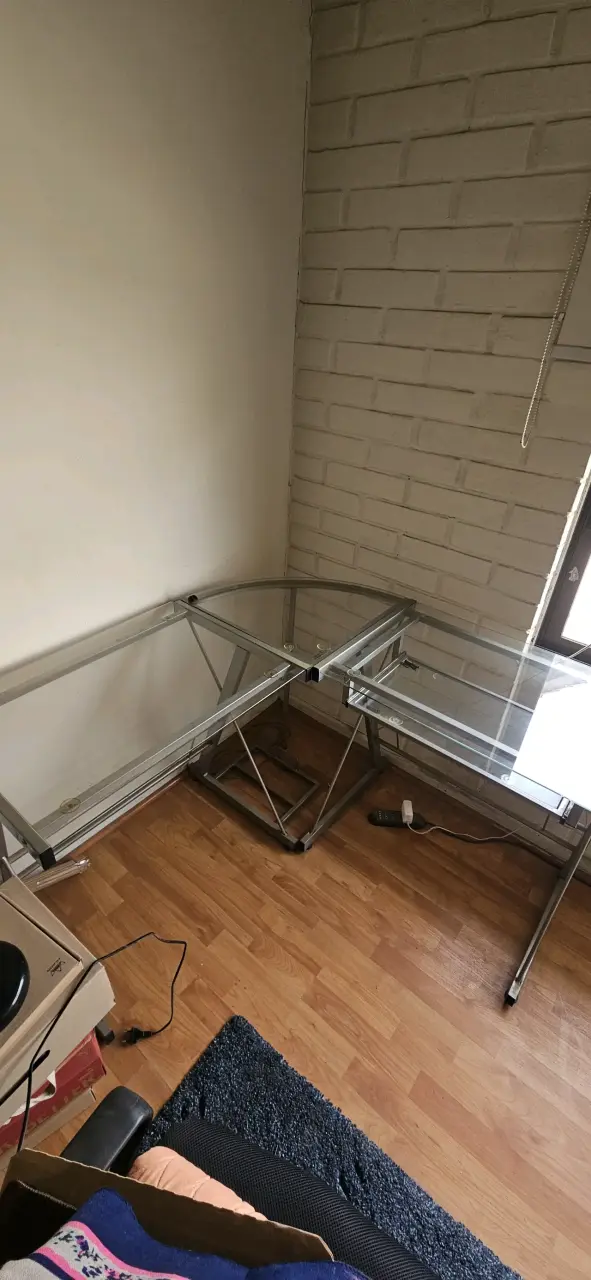 Escritorio esquinero de vidrio y metal
