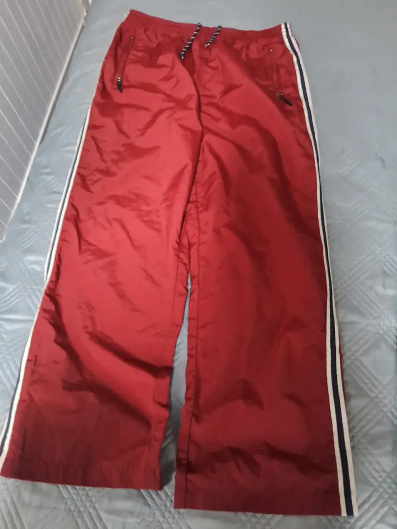 Trackpants deportivos rojos con franjas laterales