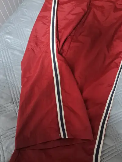 Trackpants deportivos rojos con franjas laterales - miniatura 3