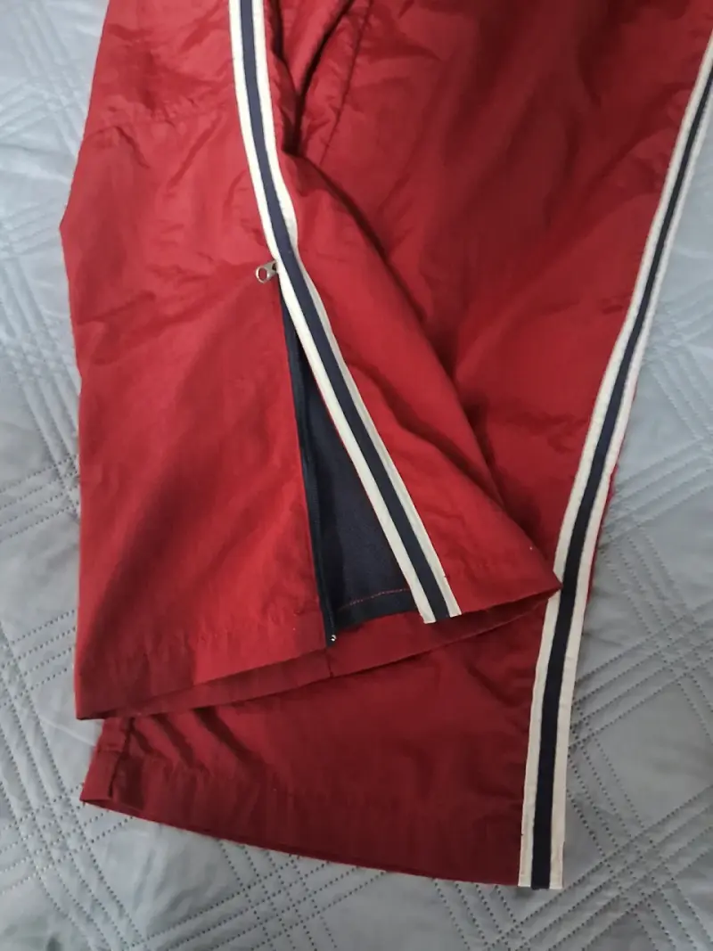 Trackpants deportivos rojos con franjas laterales - 4