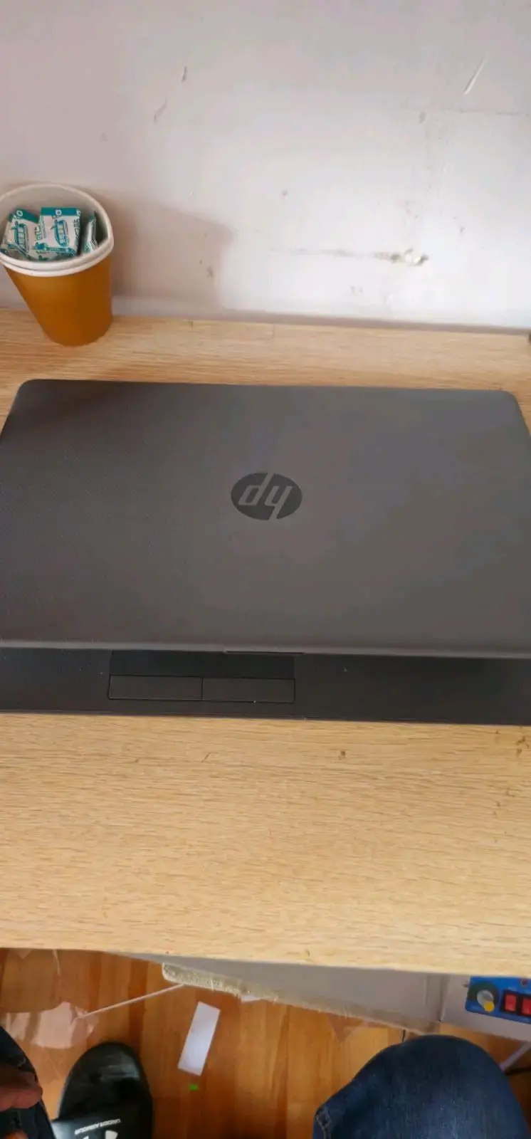 Laptop HP con pantalla grande y teclado completo - 1