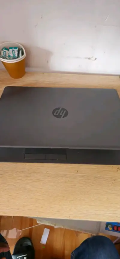 Laptop HP con pantalla grande y teclado completo - miniatura 1