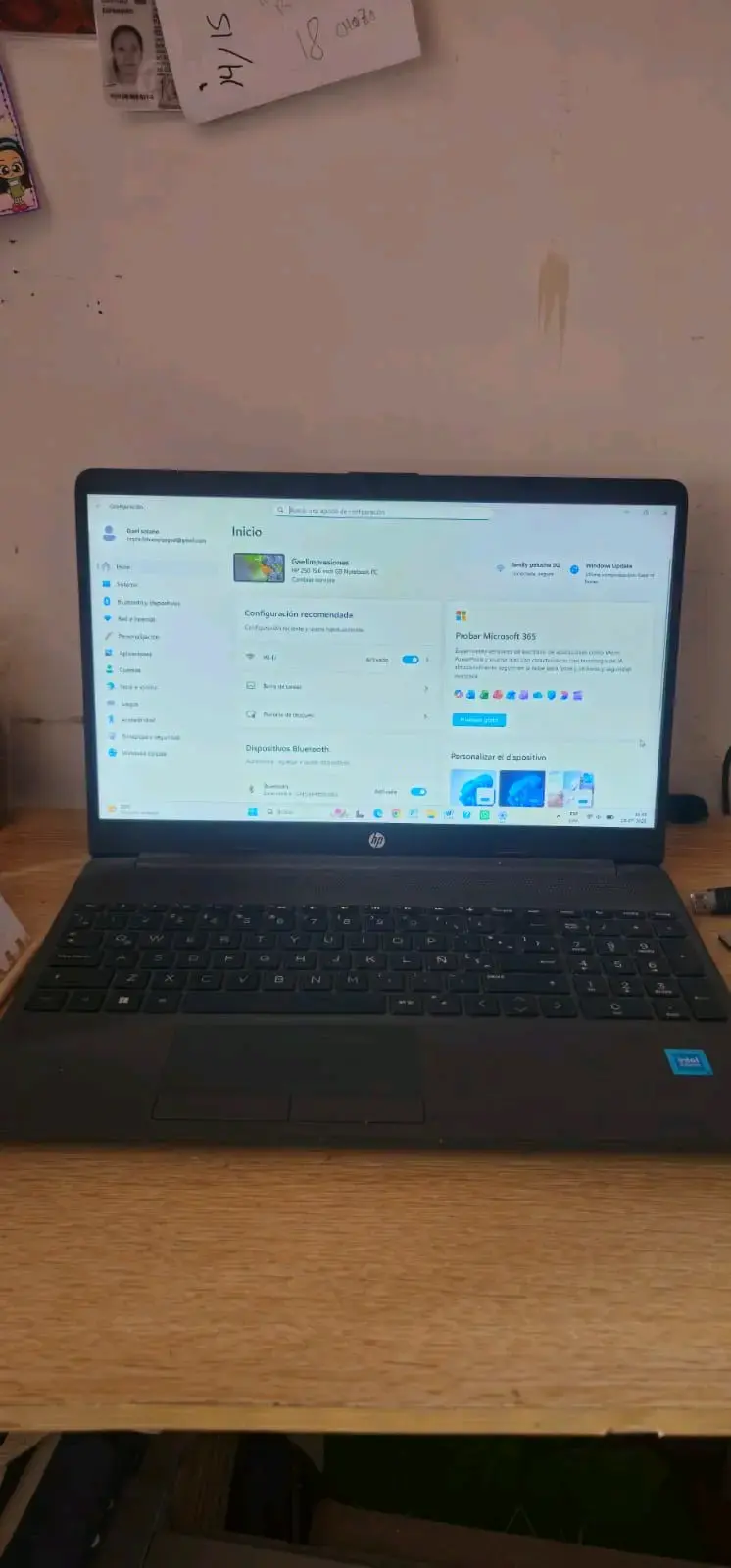 Laptop HP con pantalla grande y teclado completo - 2