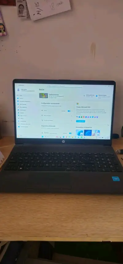 Laptop HP con pantalla grande y teclado completo - miniatura 2