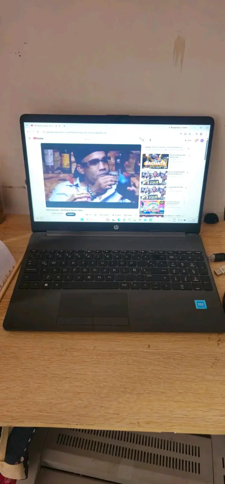 Laptop HP con pantalla grande y teclado completo - 3