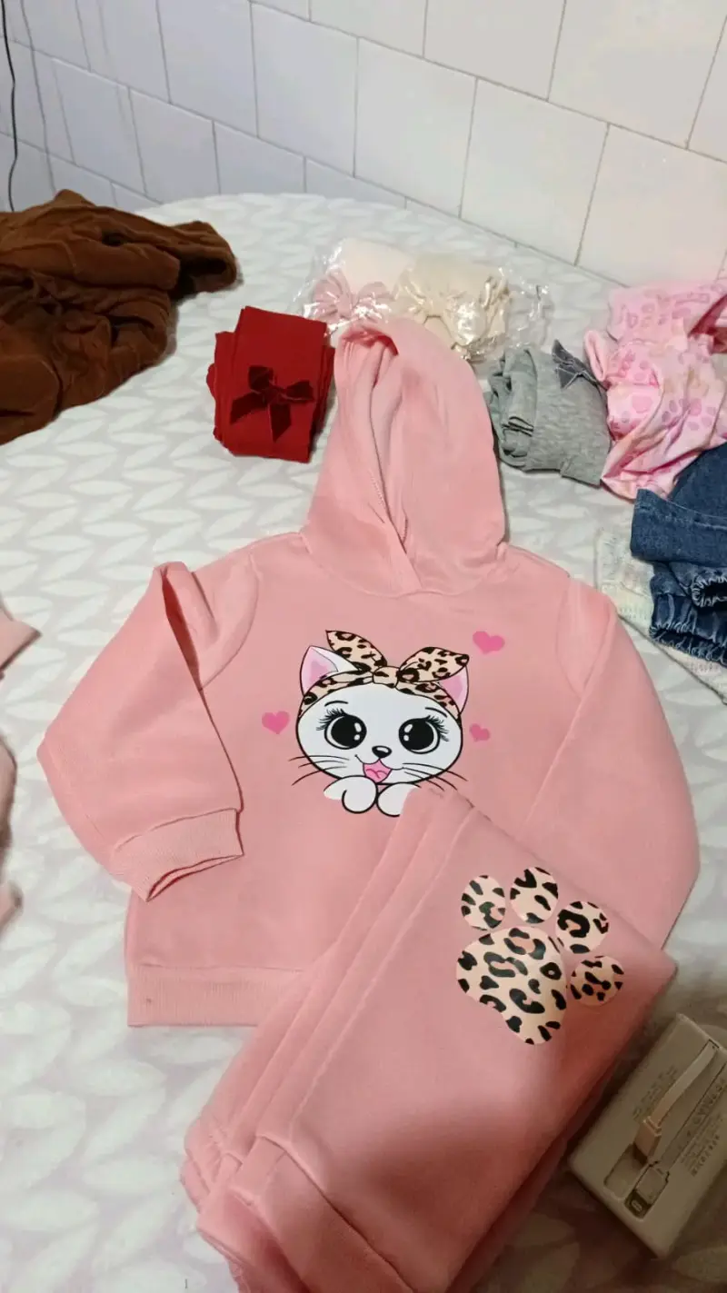 Conjunto de polerón y pantalón rosado con diseño de gato