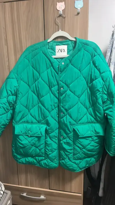 Chaqueta acolchada verde Zara para mujer - miniatura 1