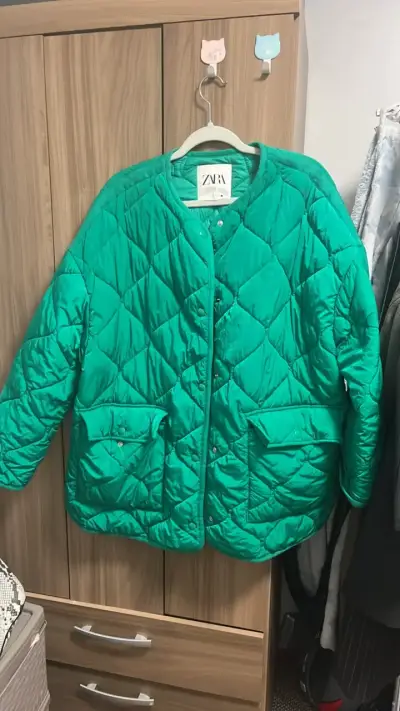 Chaqueta acolchada verde Zara para mujer - miniatura 4