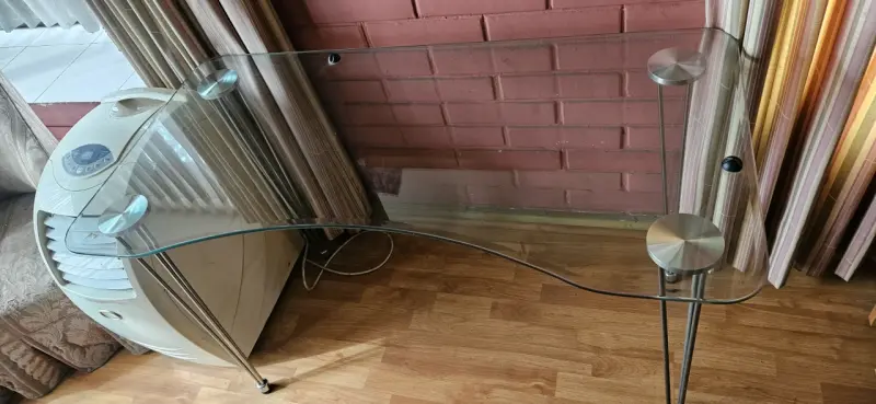 Escritorio de vidrio moderno con patas metálicas
